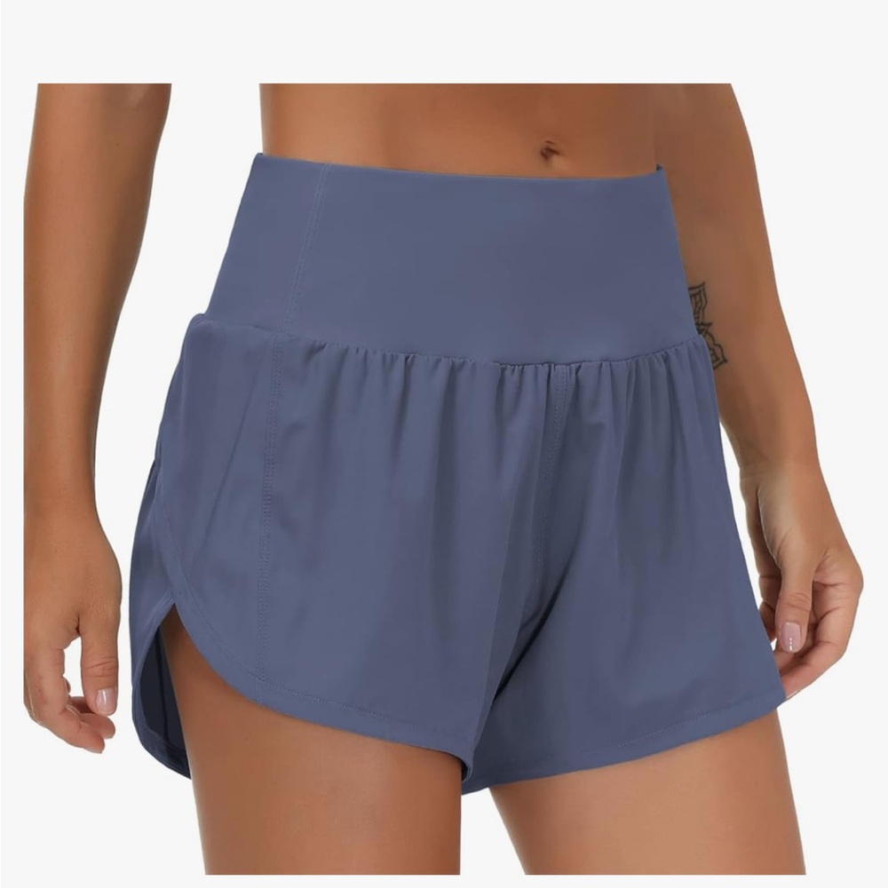Athletic shorts with waistband zipper pocket